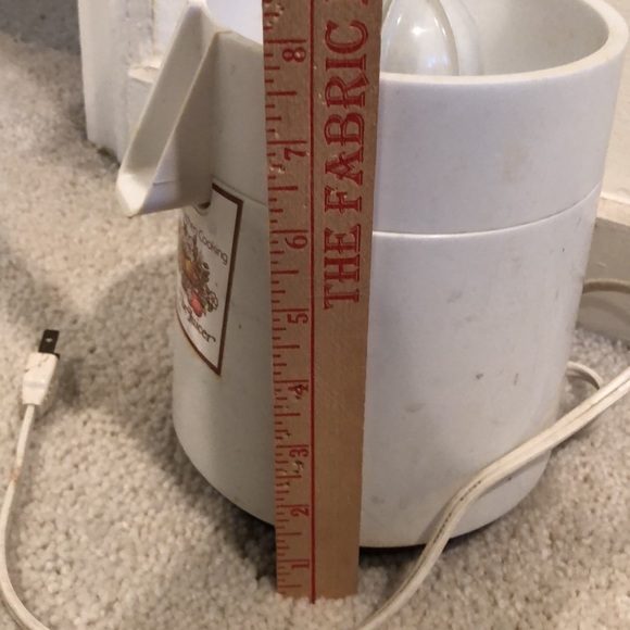 Country Kitchen Cooking -The Juicer -electric citrus juicer - Picture 2 of 12